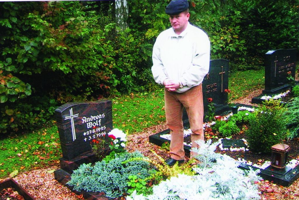 Dmitri Wolf vor dem Grab seines Onkels Andreas Wolf in Deutschland