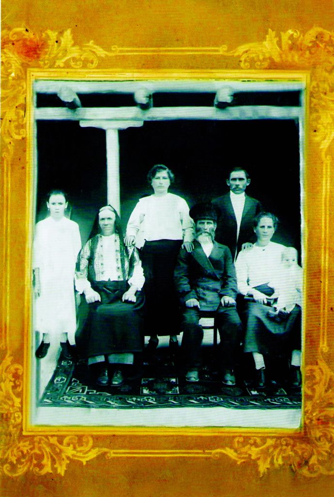 Eva Lorenz, Urgroßmutter Maria, Maria Wolf (geb. Lorenz), Urgroßvater Jakob Lorenz,
Henri Regnier, Lowes-Luisa Regnier (geb. Lorenz) mit der Säuglingstochter Katharina