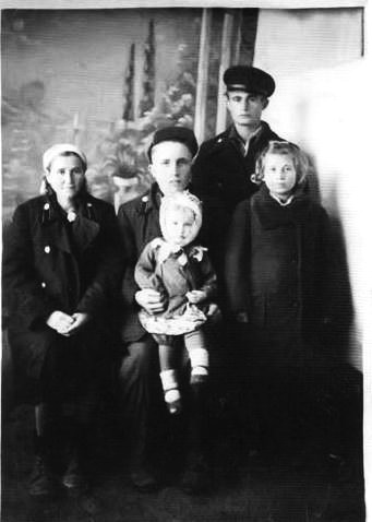 Emilia Miller, die Frau von Jakob Regnier; Jakob Regnier mit seiner Tochter Valentina; Jakob Wolf;
meine Mutter Amalia